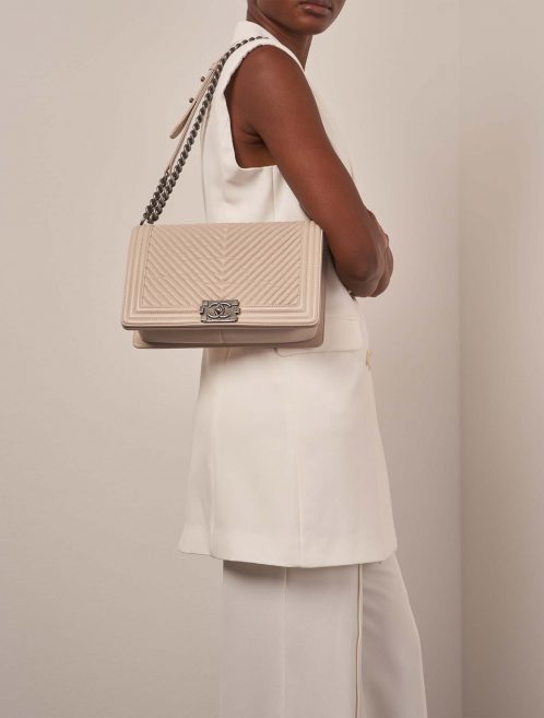 Chanel Boy NewMedium Beige on Model | Sell your designer bag on Saclab.com