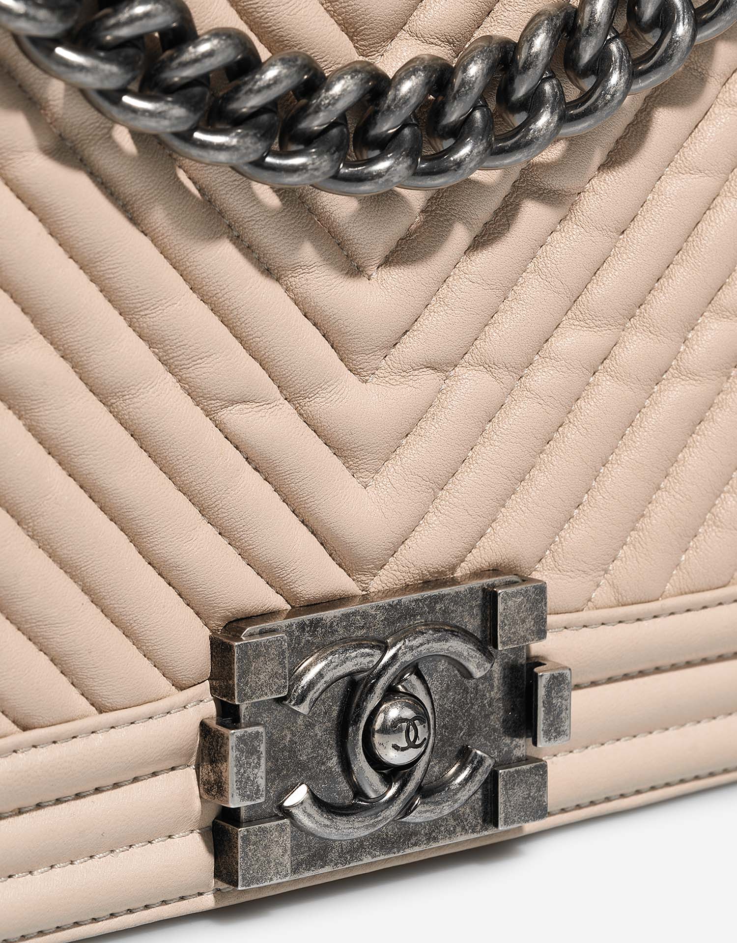 Chanel Boy NewMedium Beige Closing System  | Sell your designer bag on Saclab.com