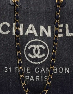 Dunkelblauer Denim Chanel Deauville Shopper, verkauft auf saclab.com