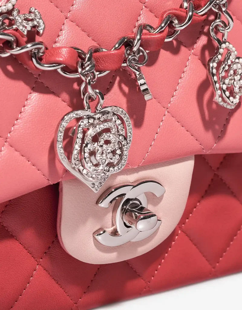 Details einer Chanel Timeless Flap Bag Medium Lammleder Rosa 
