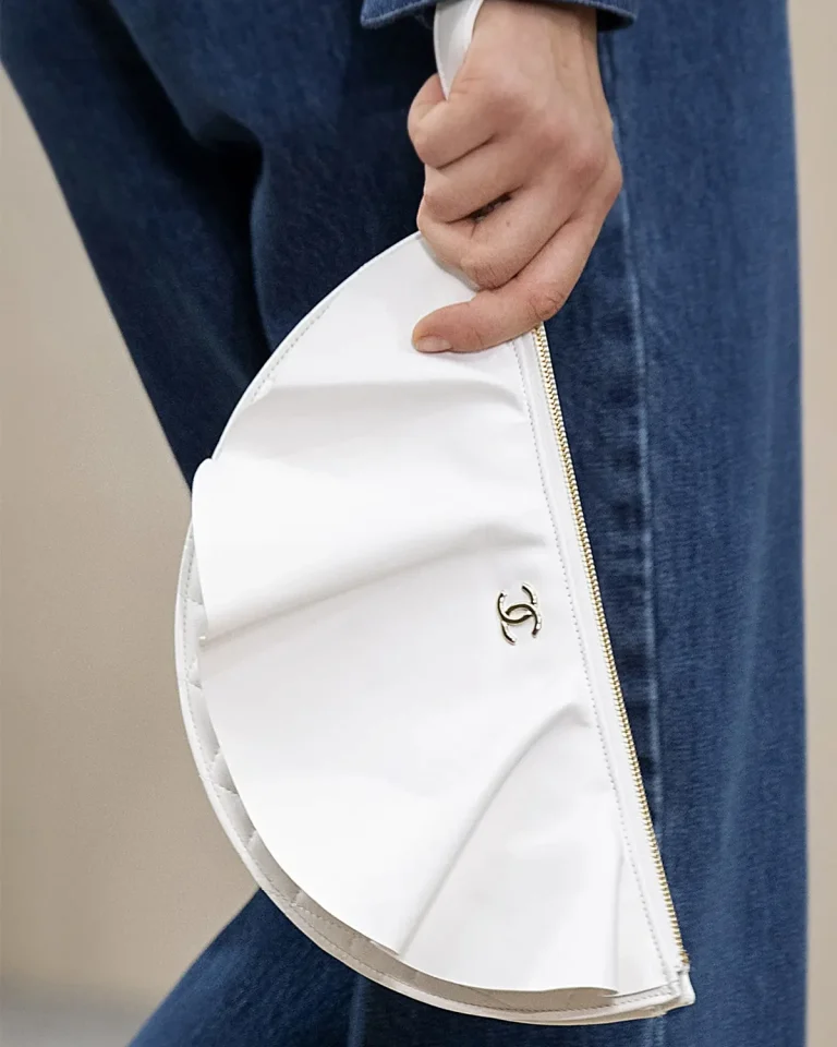 Chanel Half Moon Bag in Weiß. Bild: Launchmetrics Spotlight