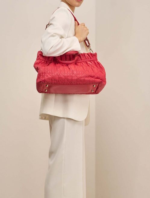Dior Shopper Medium Rot auf Model | Verkaufen Sie Ihre Designertasche auf Saclab.com