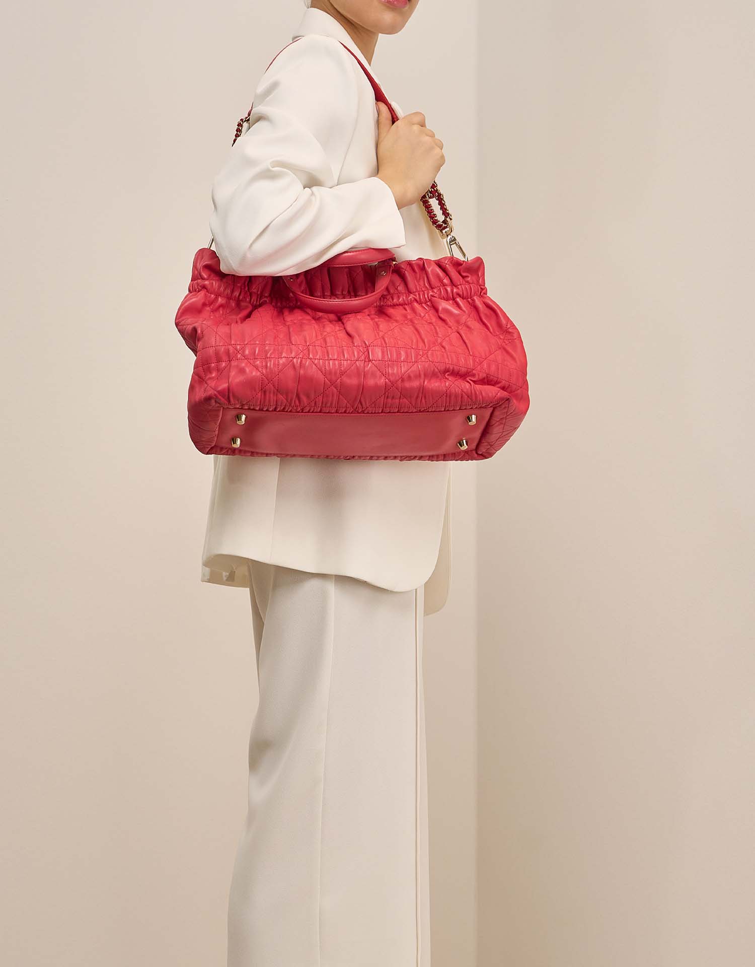 Dior Shopper Medium Red on Model | Vendez votre sac de créateur sur Saclab.com