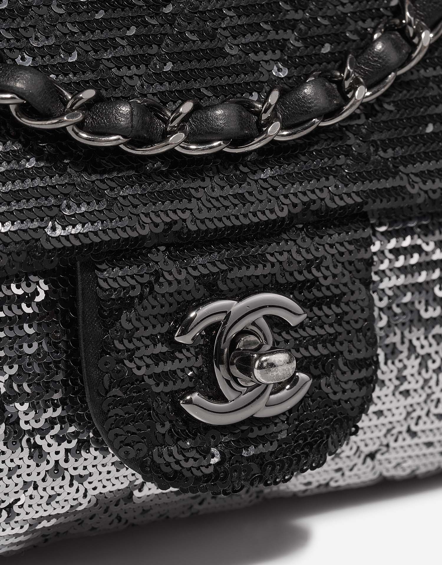 Chanel Timeless Medium Schwarz-Silber Verschluss-System | Verkaufen Sie Ihre Designer-Tasche auf Saclab.com
