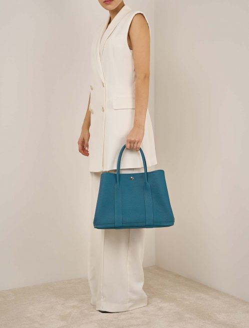 Hermès GardenParty 36 Cobalt auf Model | Verkaufen Sie Ihre Designer-Tasche auf Saclab.com