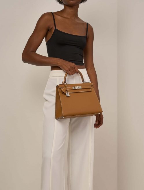 Hermès Kelly 28 Gold auf Model | Verkaufen Sie Ihre Designertasche auf Saclab.com
