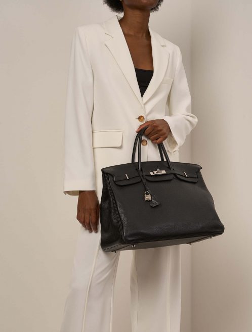 Hermès Birkin 40 Schwarz auf Model | Verkaufen Sie Ihre Designertasche auf Saclab.com