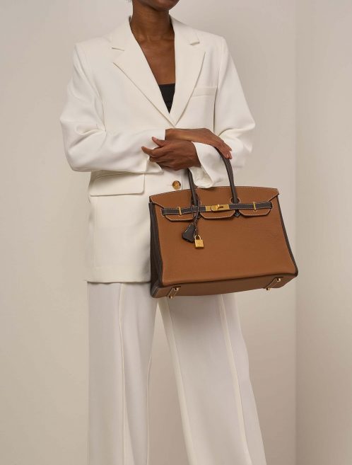 Hermès BirkinHSS 35 gold-chocolat on Model | Sell your designer bag on Saclab.com