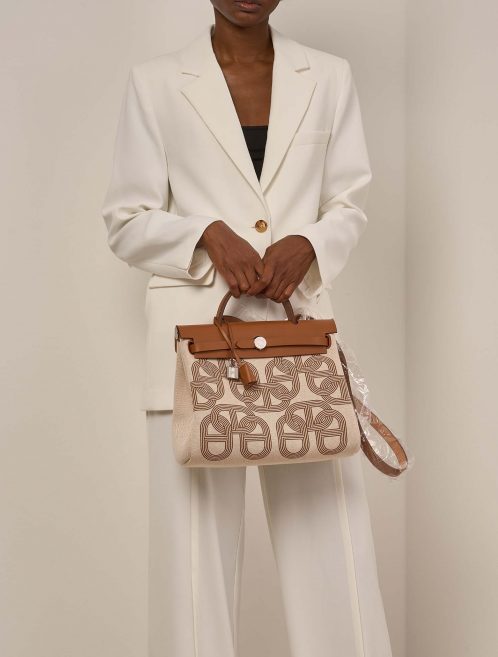 Hermès Herbag 31 fauve on Model | Sell your designer bag on Saclab.com