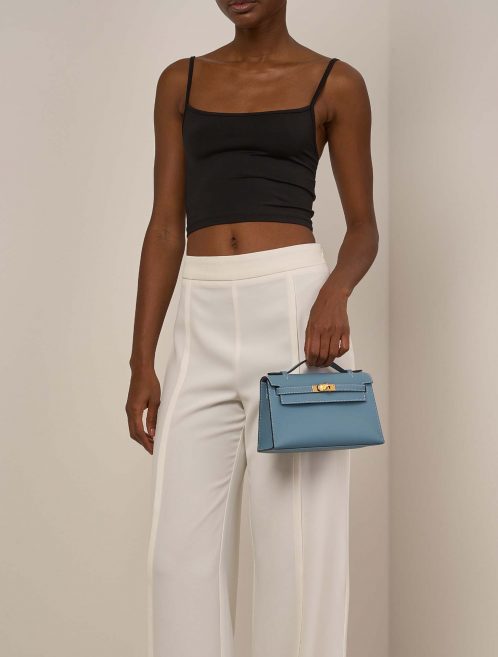 Hermès Kelly Pochette BleuJean auf Model | Verkaufen Sie Ihre Designertasche auf Saclab.com