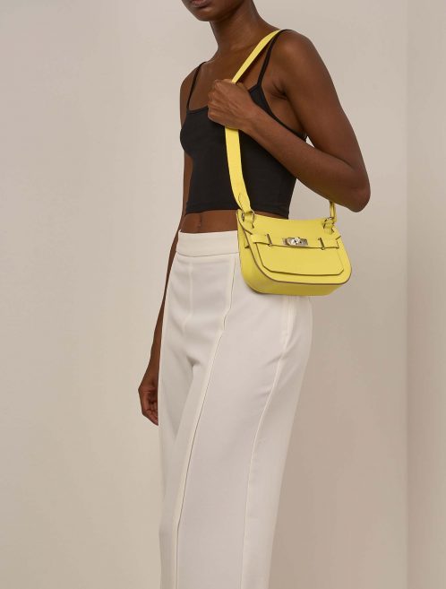 Hermès Jypsiere Mini Lime auf Model | Verkaufen Sie Ihre Designertasche auf Saclab.com