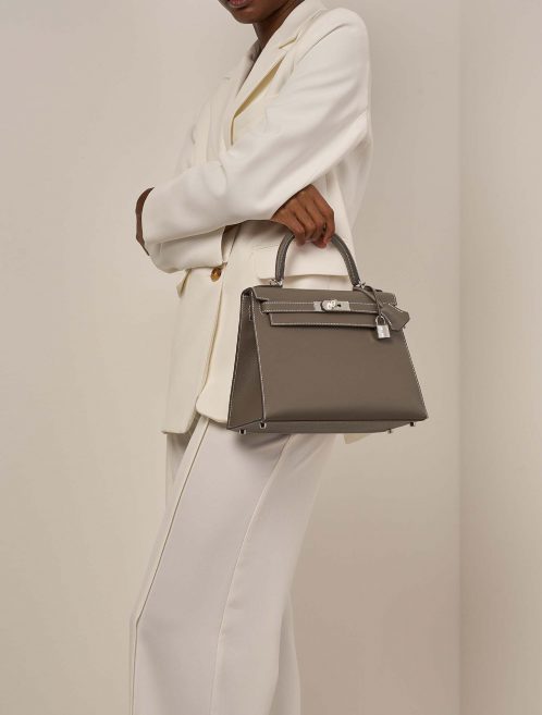 Hermès Kelly 28 Etoupe on Model | Sell your designer bag on Saclab.com