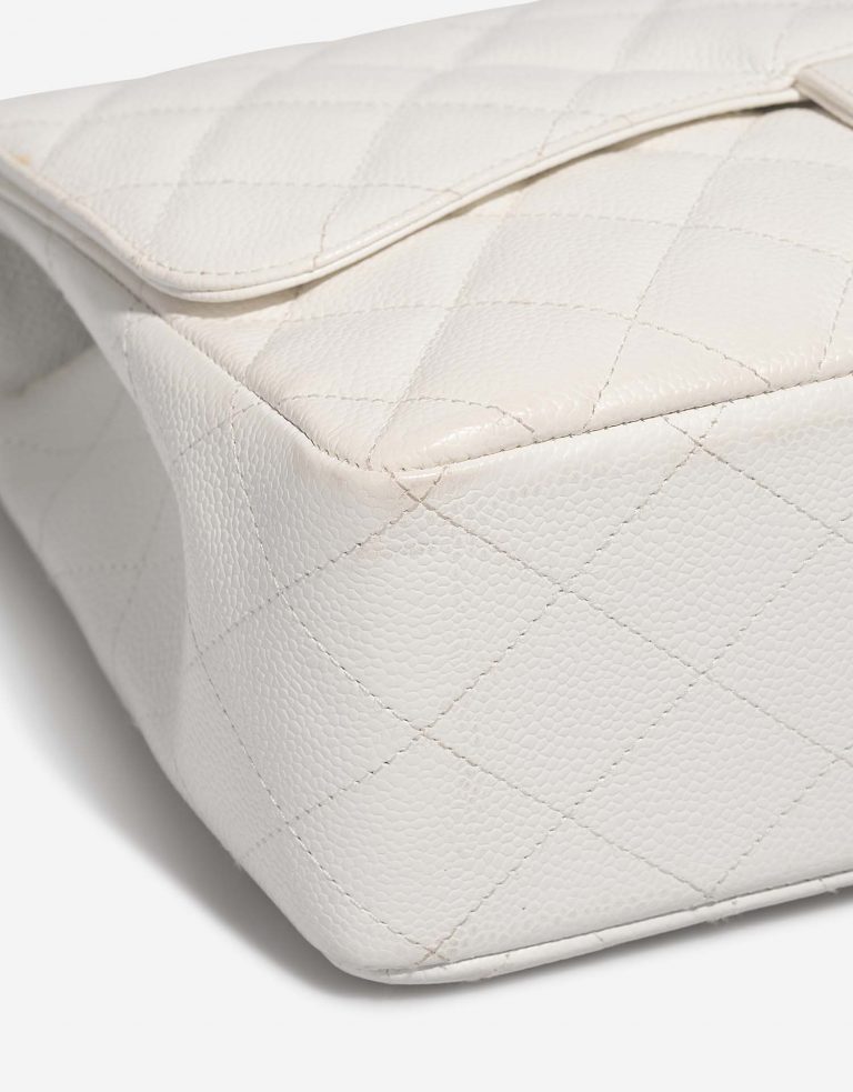 Chanel Timeless Jumbo White signs of wear | Sell your designer bag on Saclab.com