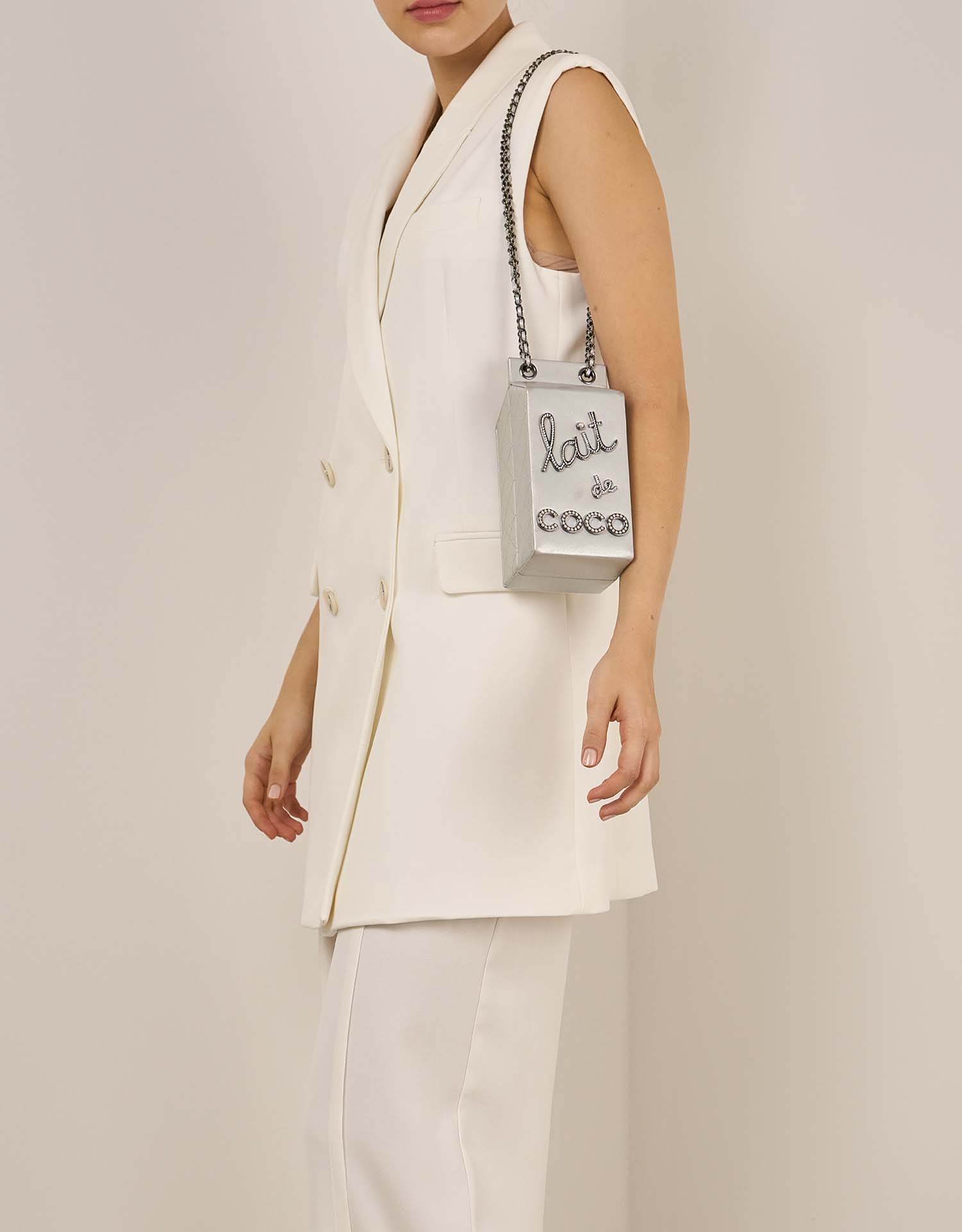 Chanel MilkCarton Silber auf Model | Verkaufen Sie Ihre Designer-Tasche auf Saclab.com