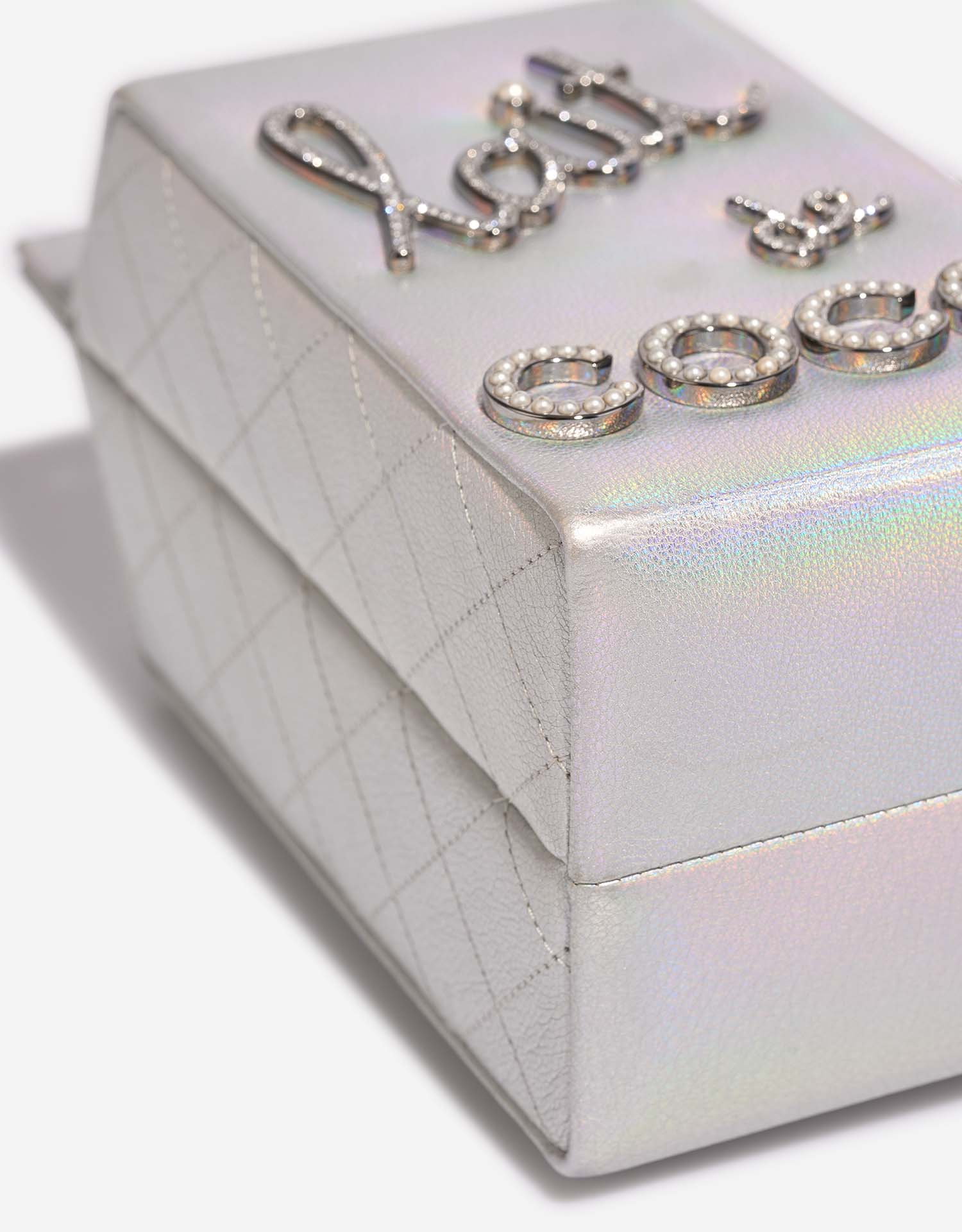 Chanel MilkCarton Silver signs of wear| Sell your designer bag on Saclab.com