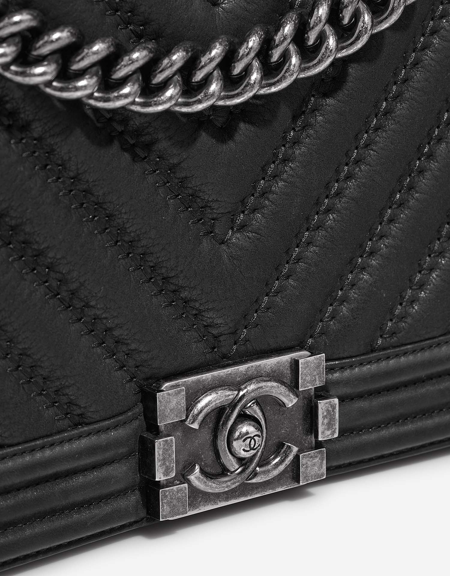 Chanel Boy NewMedium Black Closing System  | Sell your designer bag on Saclab.com