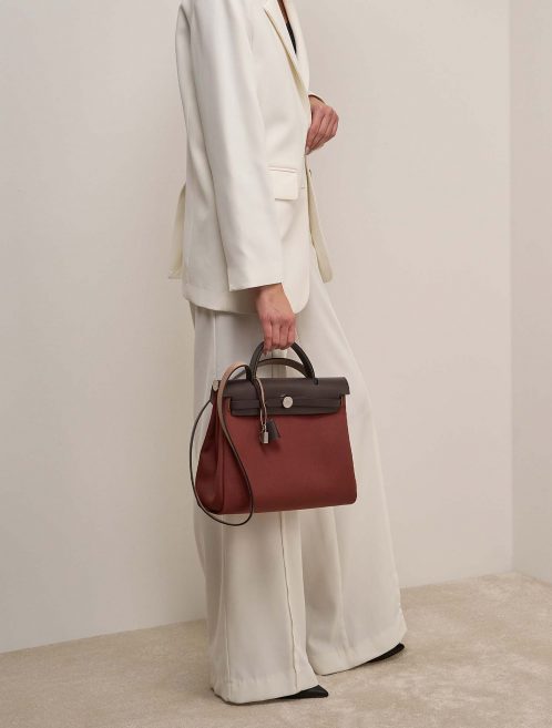 Hermès Herbag 31 Sienne-Ebene on Model | Sell your designer bag on Saclab.com