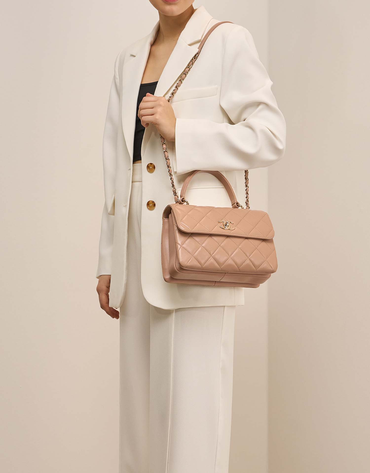 Chanel TrendyCC Medium Beige on Model | Sell your designer bag on Saclab.com