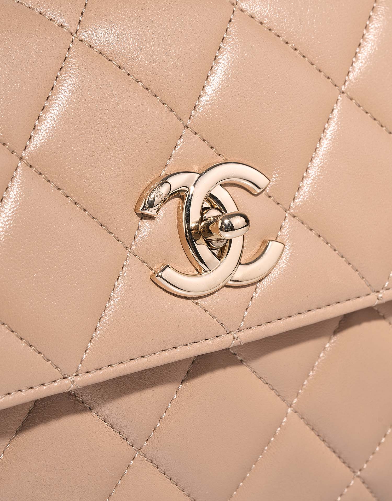 Chanel TrendyCC Medium Beige Closing System  | Sell your designer bag on Saclab.com