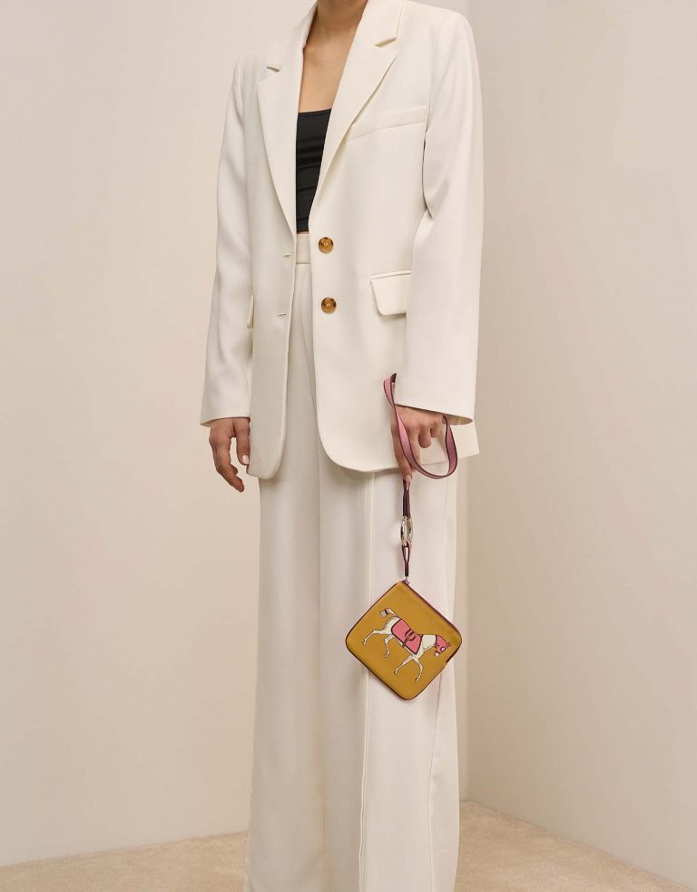 Hermès TrousseCarrePocket OneSize Curry-RoseAzalée-RougeSellier Front | Verkaufen Sie Ihre Designer-Tasche auf Saclab.com