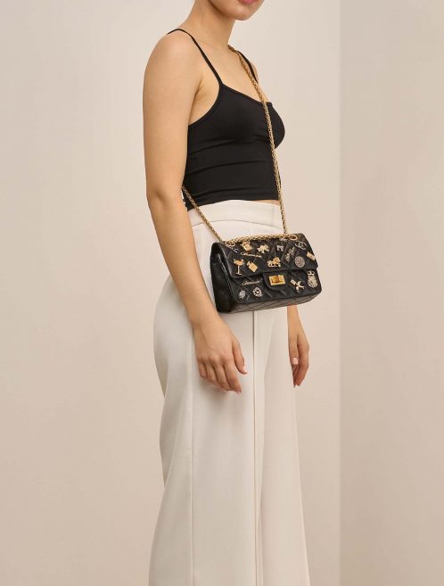 Chanel 255 225 Schwarz auf Model | Verkaufen Sie Ihre Designer-Tasche auf Saclab.com