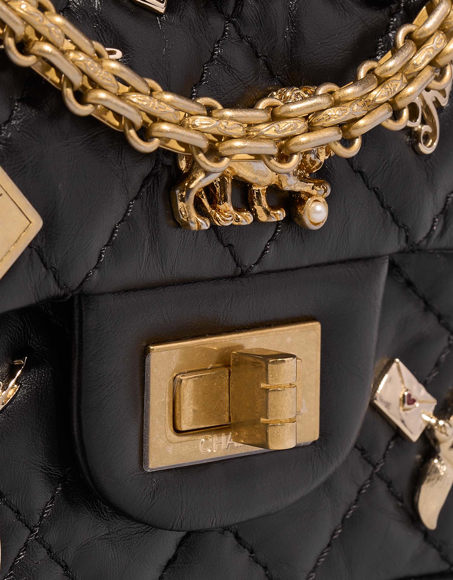 Chanel 255 225 Black Closing System  | Sell your designer bag on Saclab.com