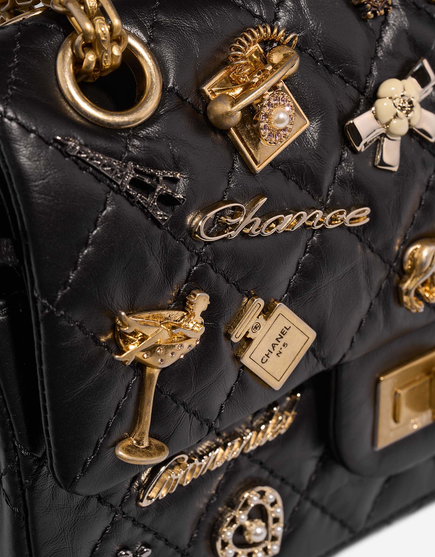 Chanel 255 225 Black signs of wear 1 | Sell your designer bag on Saclab.com