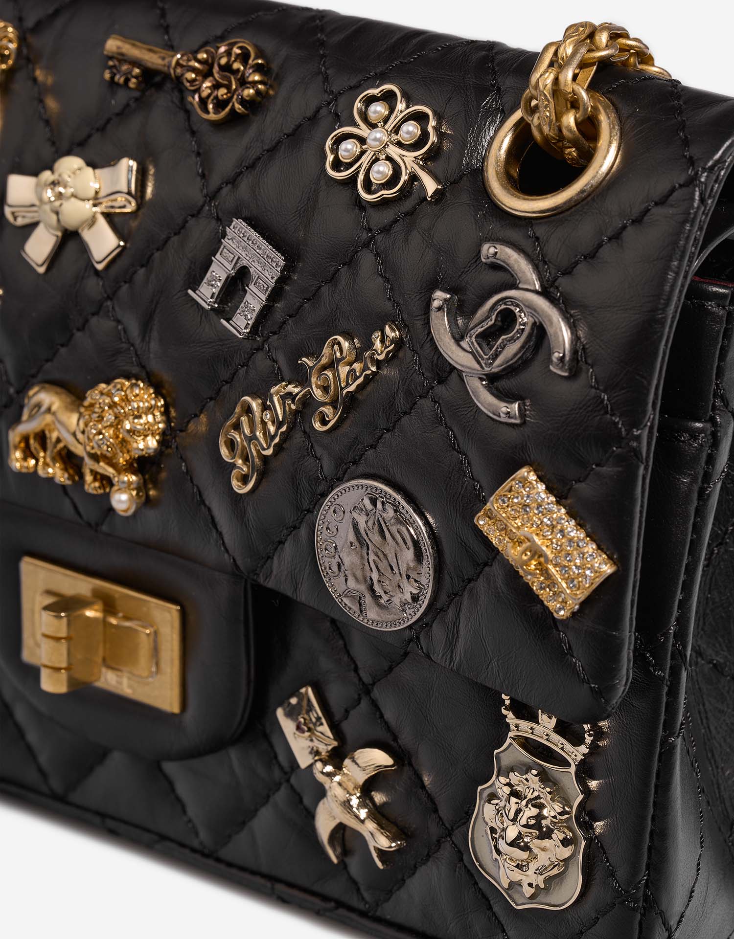 Chanel 255 225 Black signs of wear| Sell your designer bag on Saclab.com