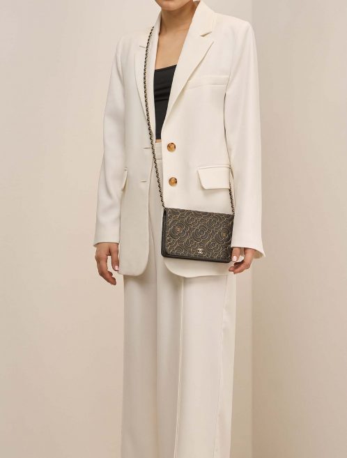 Chanel WalletOnChain DarkGrey-Gold auf Model | Verkaufen Sie Ihre Designer-Tasche auf Saclab.com