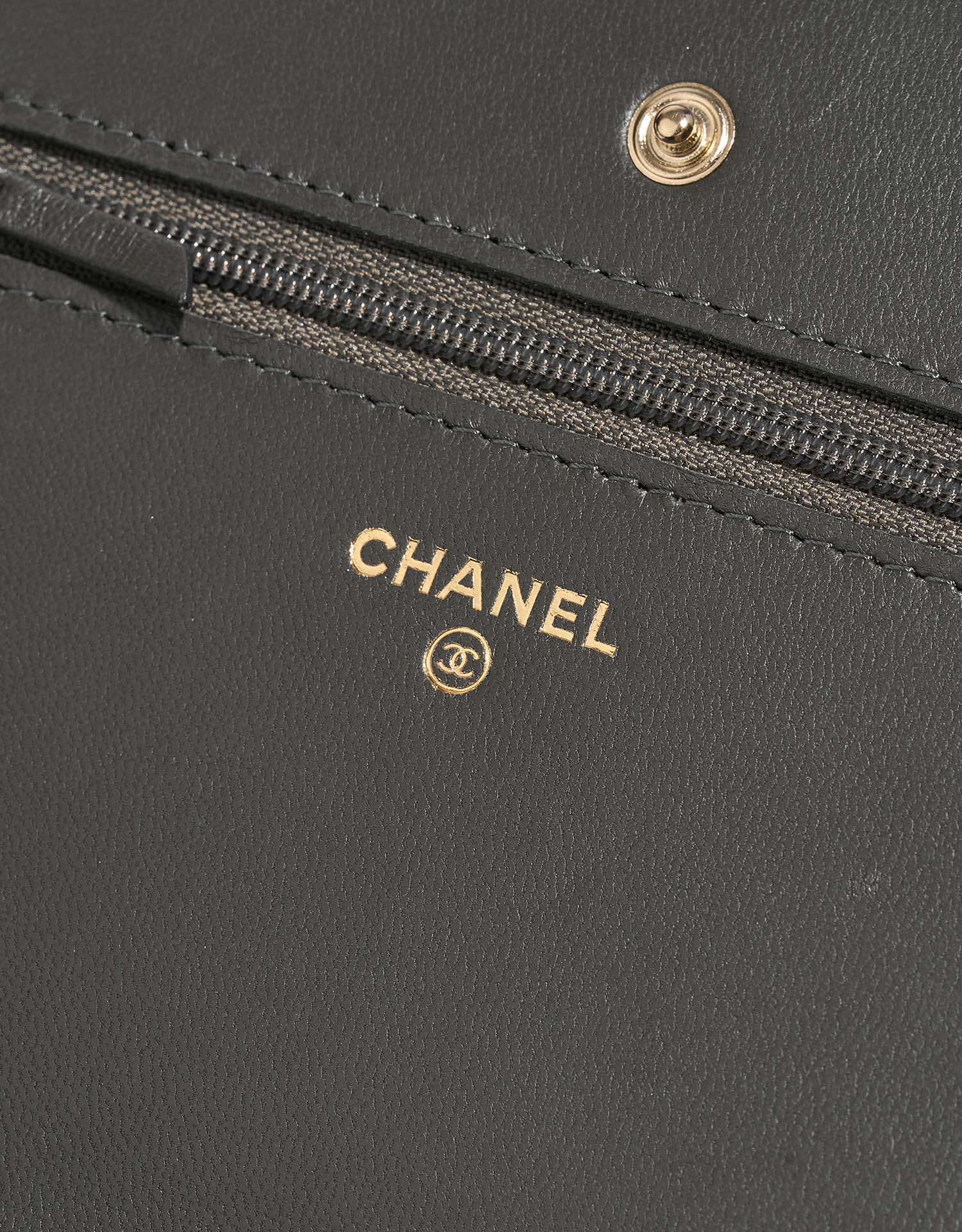 Chanel WalletOnChain DarkGrey-Gold Logo  | Sell your designer bag on Saclab.com