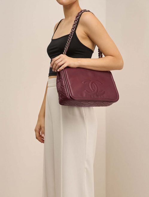 Chanel FlapBag Large Bordeaux auf Model | Verkaufen Sie Ihre Designer-Tasche auf Saclab.com