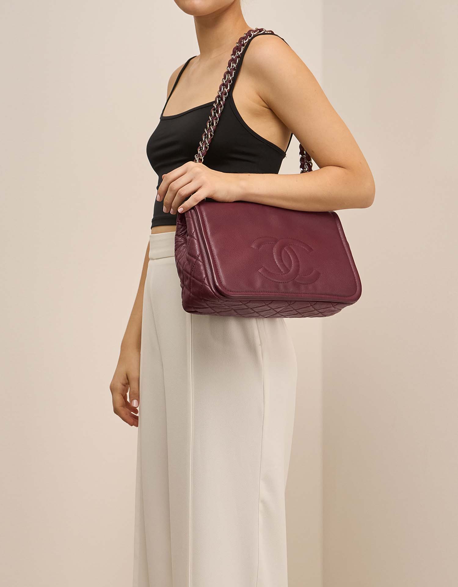 Chanel FlapBag Large Bordeaux on Model | Sell your designer bag on Saclab.com