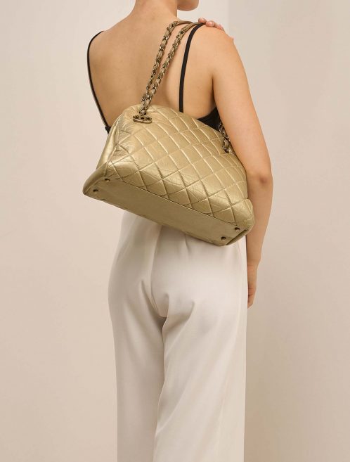 Chanel BowlingMademoiselle Large Gold on Model | Verkaufen Sie Ihre Designer-Tasche auf Saclab.com