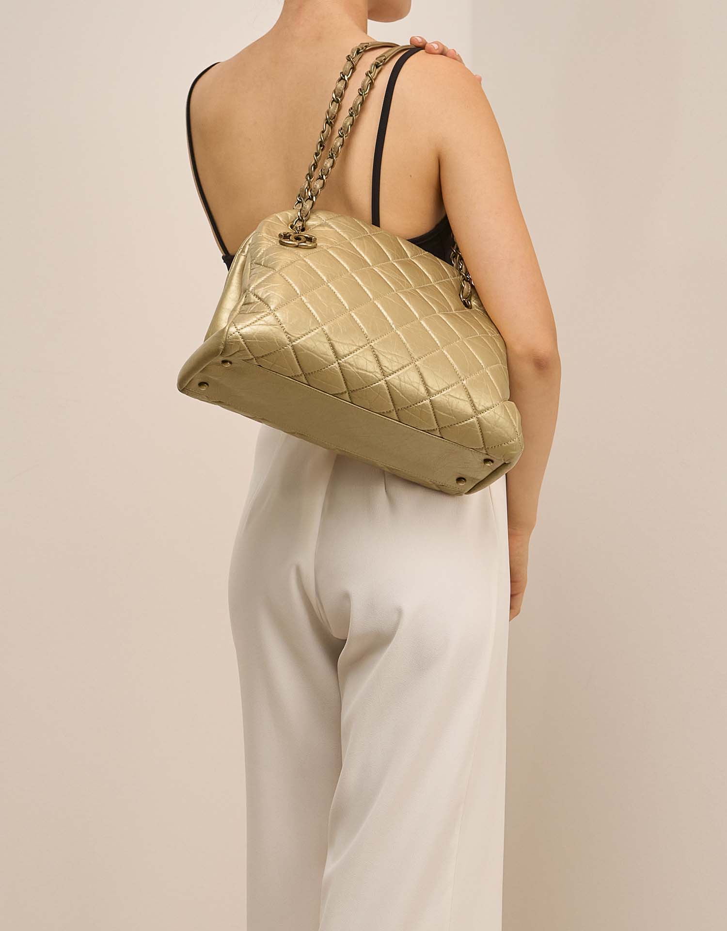 Chanel BowlingMademoiselle Large Gold on Model | Sell your designer bag on Saclab.com