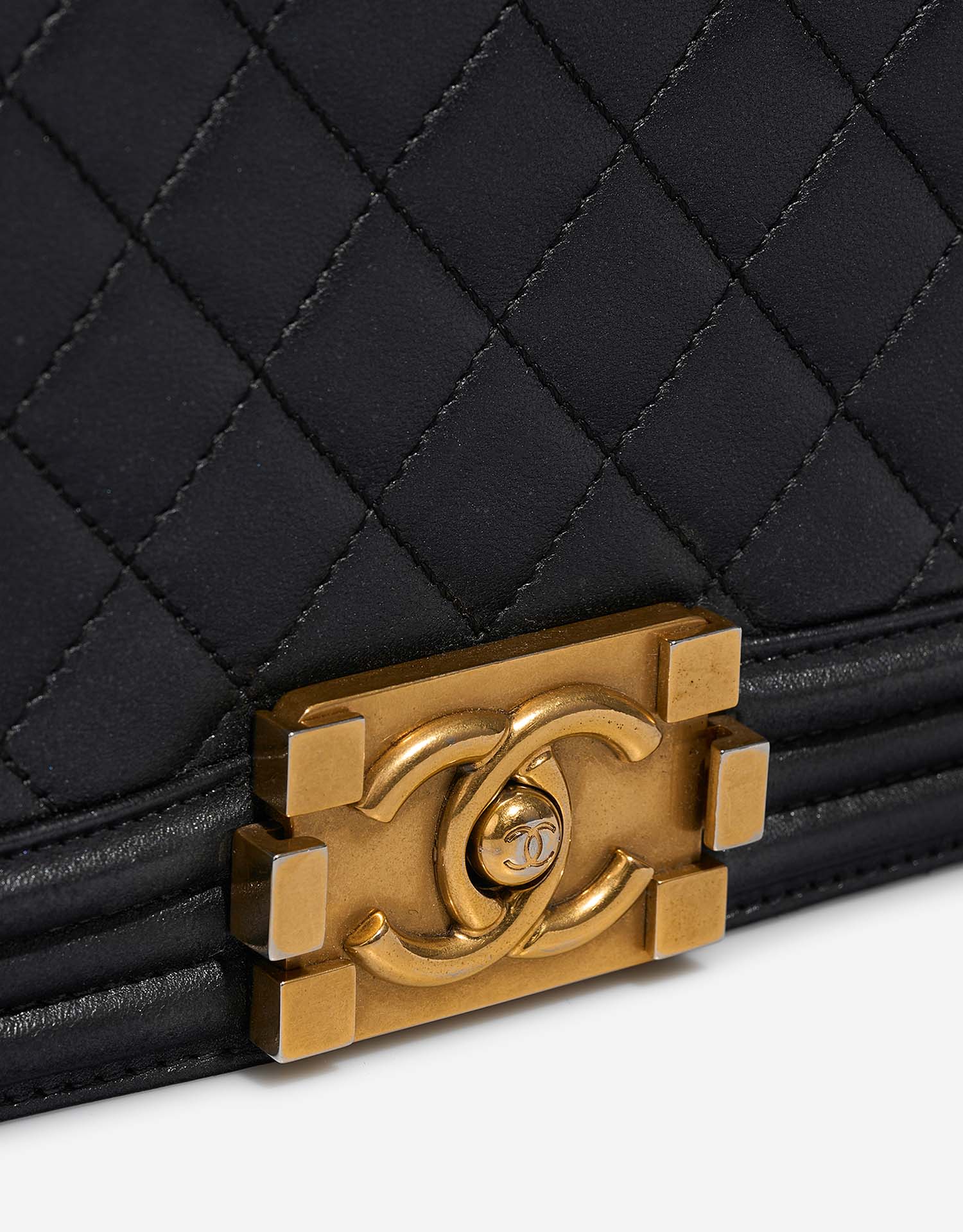 Chanel Boy Large Black Closing System  | Sell your designer bag on Saclab.com