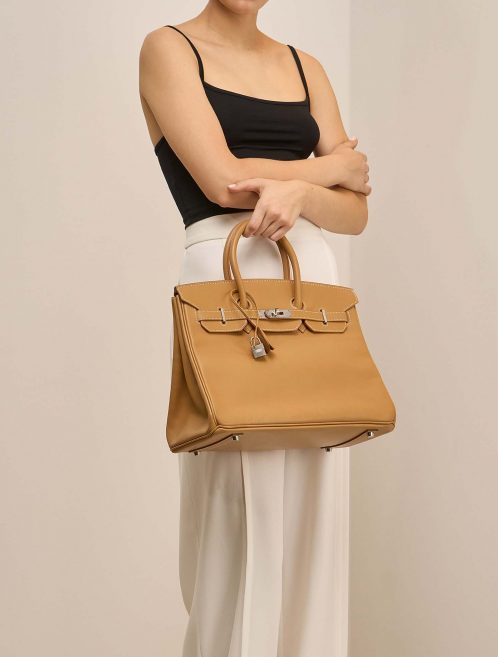 Hermès Birkin 35 Naturel on Model | Sell your designer bag on Saclab.com