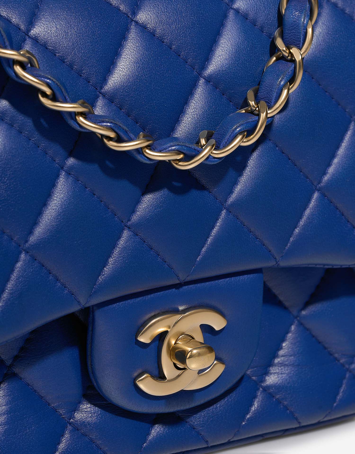 Chanel Timeless MiniSquare Blue Closing System  | Sell your designer bag on Saclab.com