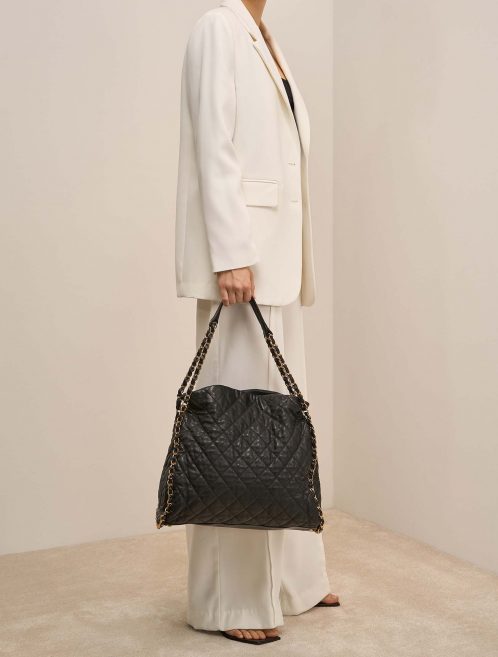 Chanel Shopper Large Black on Model | Verkaufen Sie Ihre Designer-Tasche auf Saclab.com