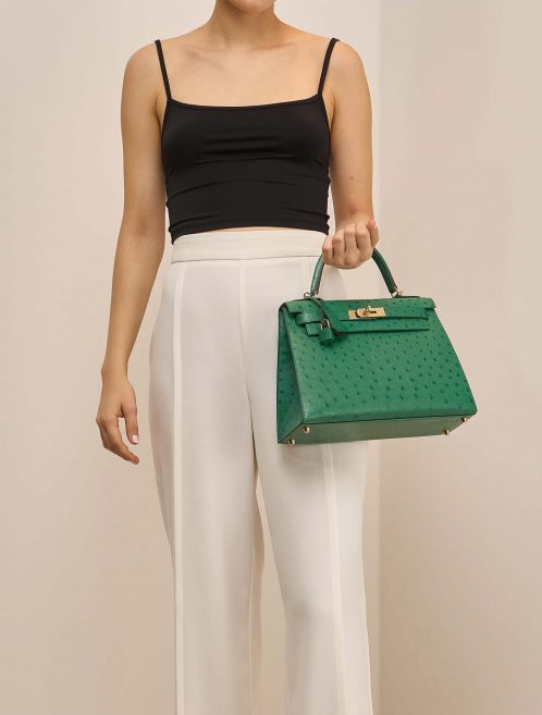 Hermès Kelly 28 VertVerone-RougeH Front  on Model | Sell your designer bag on Saclab.com