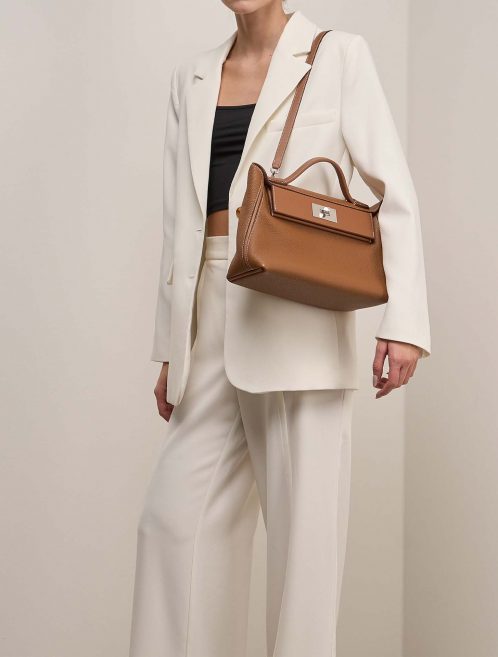 Hermès 24-24 29 Gold auf Model | Verkaufen Sie Ihre Designertasche auf Saclab.com