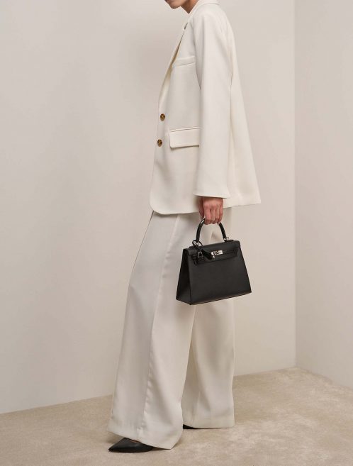 Hermès Kelly 25 Schwarz auf Model | Verkaufen Sie Ihre Designertasche auf Saclab.com