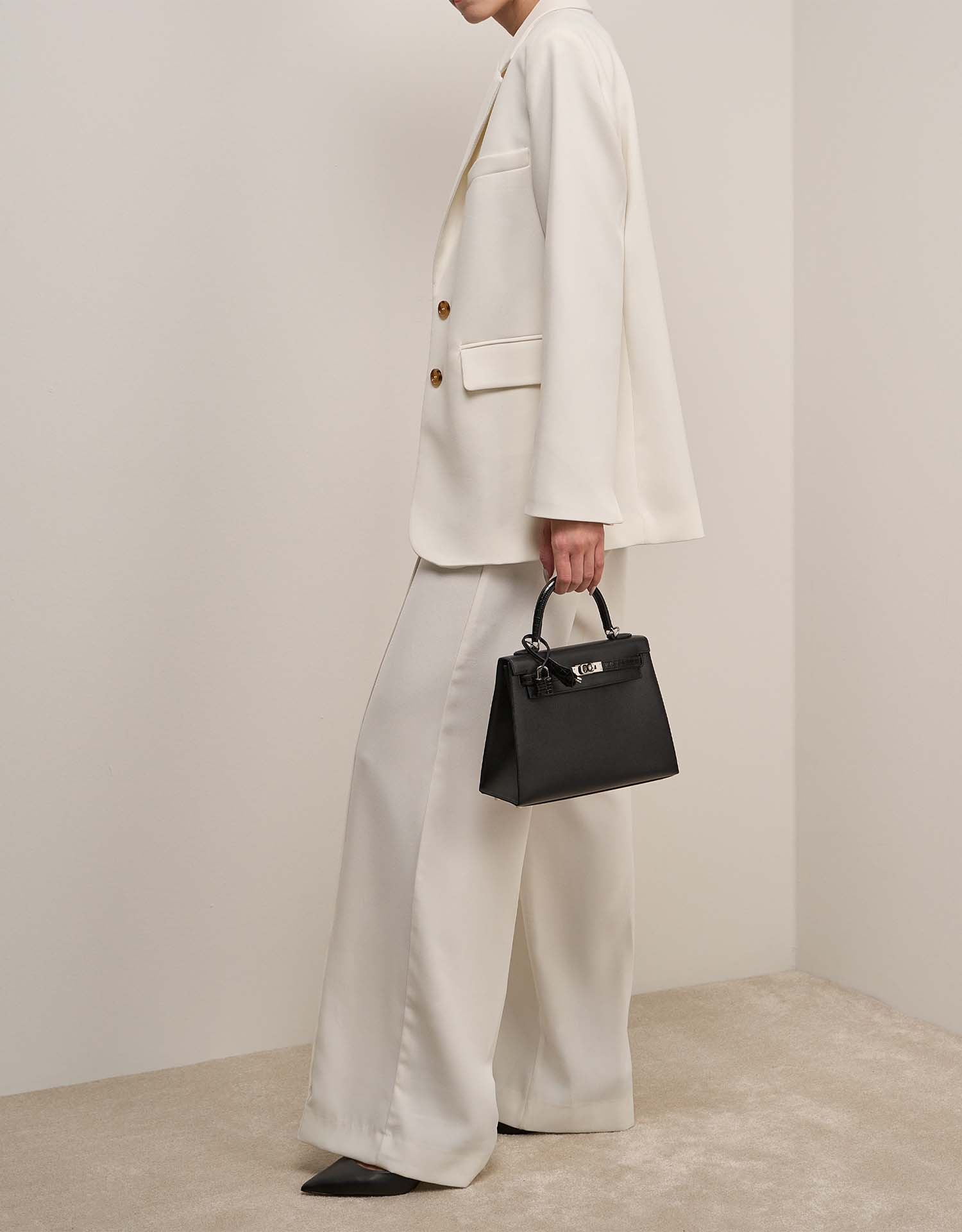 Hermès Kelly 25 Black on Model | Sell your designer bag on Saclab.com