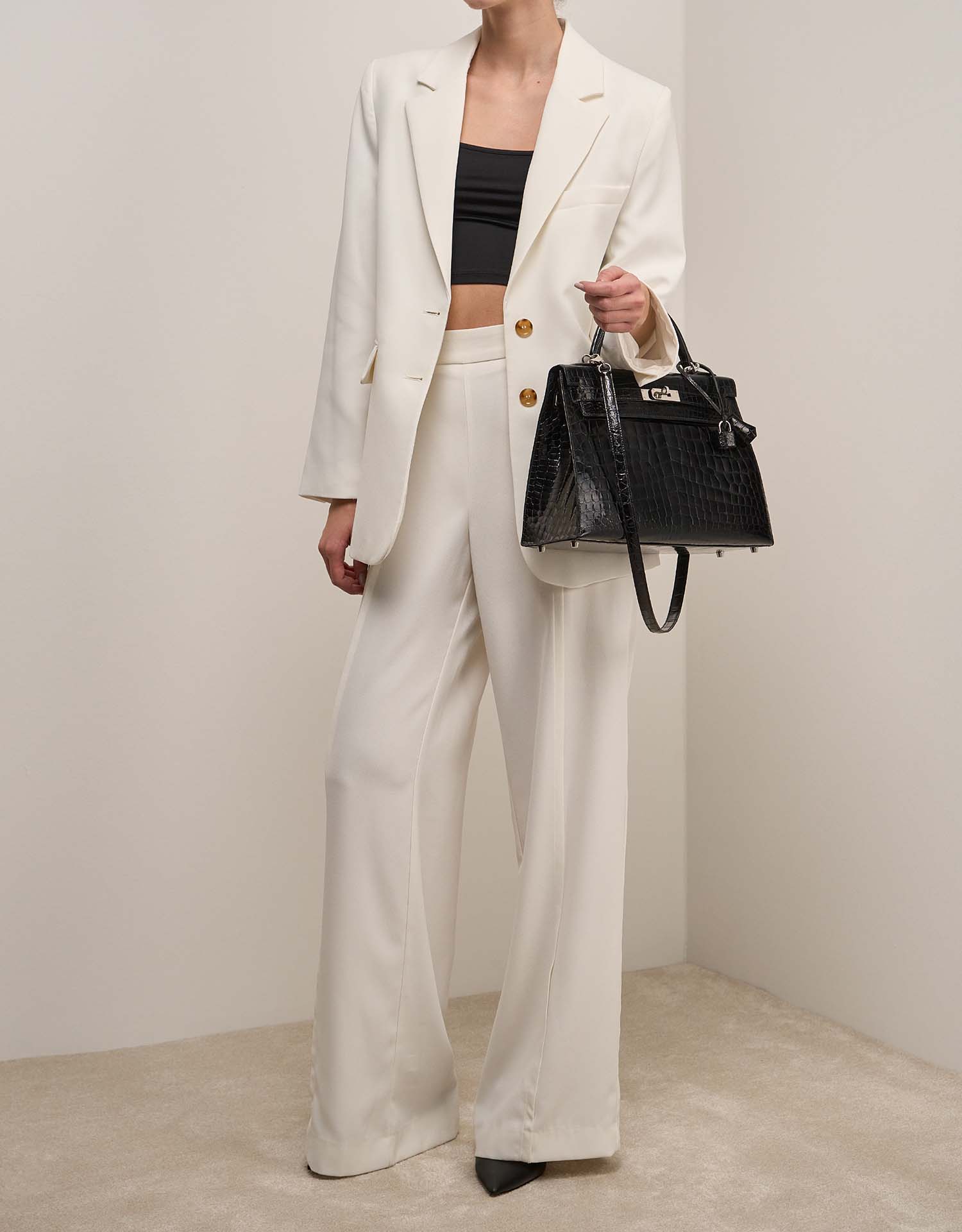 Hermès Kelly 32 Black on Model | Sell your designer bag on Saclab.com