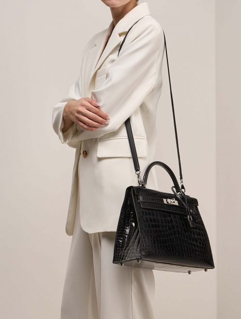 Hermès Schulterriemen Schwarz auf Model | Verkaufen Sie Ihre Designer-Tasche auf Saclab.com