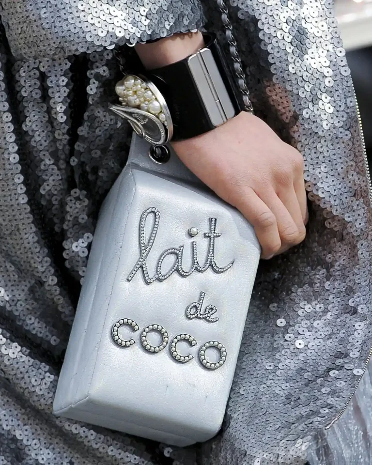 Chanel Lait de Coco Clutch Tasche