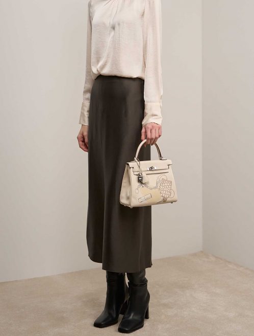 Hermès KellyInAndOut 25 Nata on Model | Sell your designer bag on Saclab.com