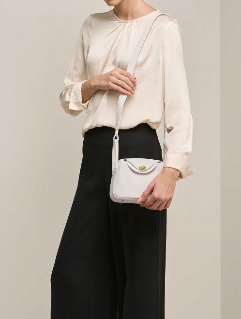 Hermès Lindy Mini NewWhite auf Model | Verkaufen Sie Ihre Designer-Tasche auf Saclab.com