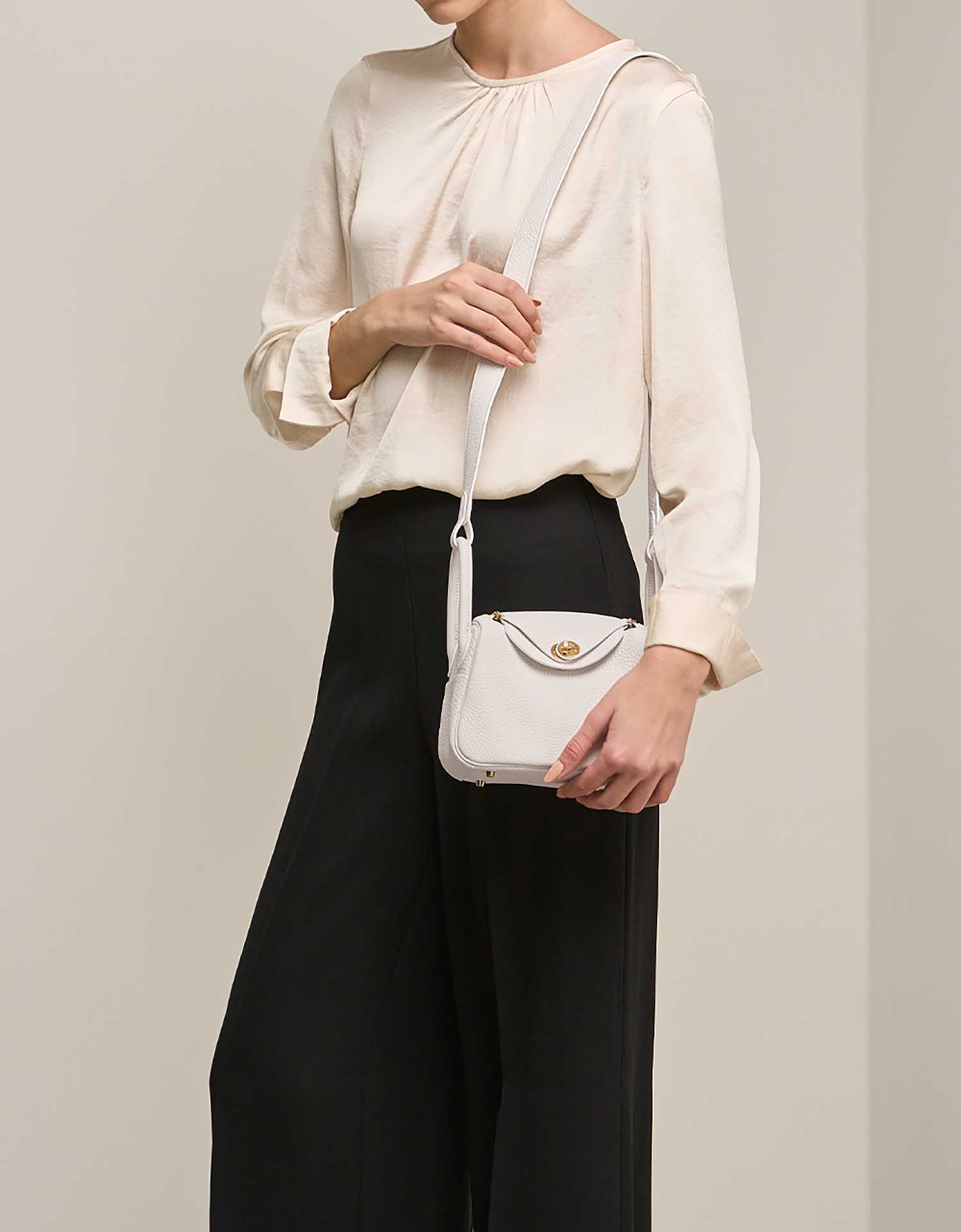 Hermès Lindy Mini NewWhite on Model | Sell your designer bag on Saclab.com
