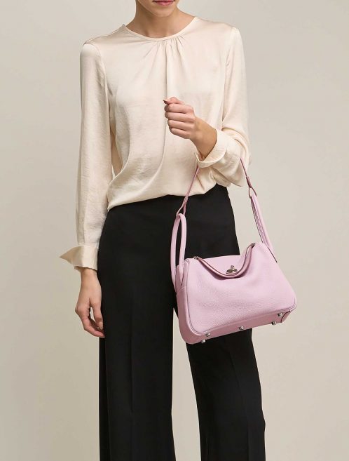Hermès Lindy 26 MauvePale on Model | Sell your designer bag on Saclab.com