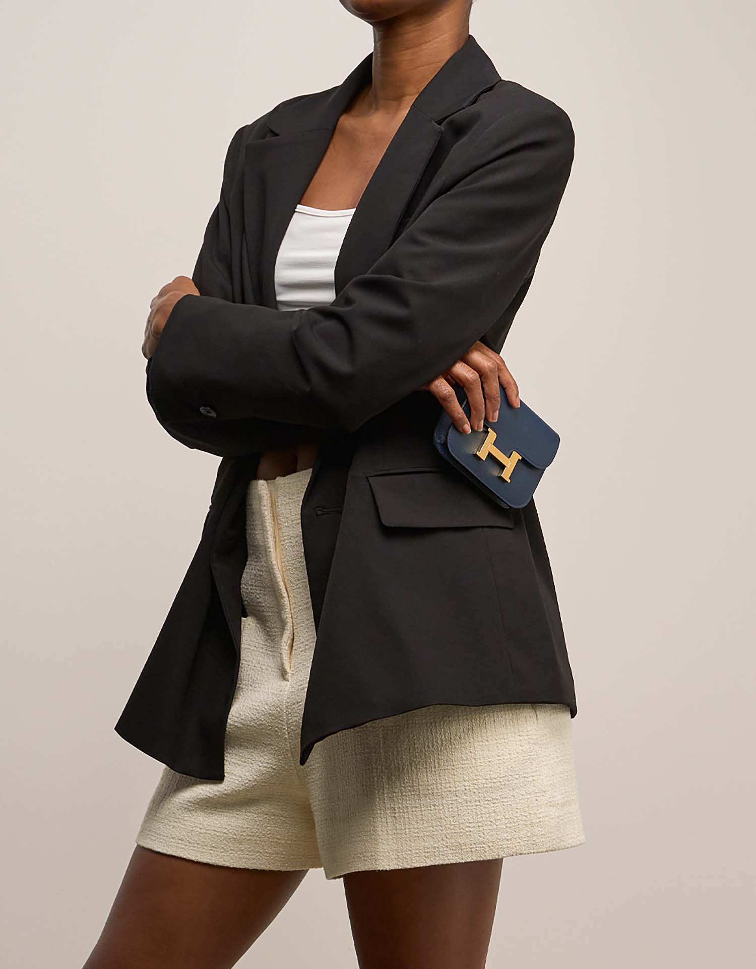 Hermès Constance SlimWallet BleuDePrusse on Model | Sell your designer bag on Saclab.com